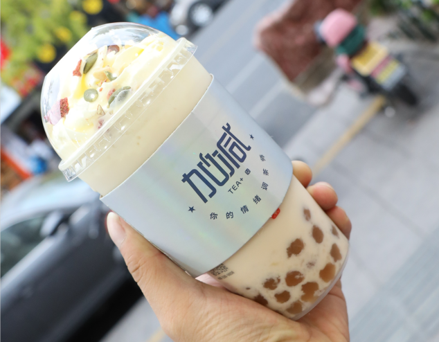 抖圈茶饮：选择奶茶加盟品牌可以考虑从三个方面入手